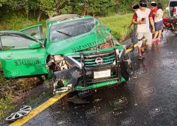 Falla mecánica ocasiona volcadura de un taxi en Mapastepec