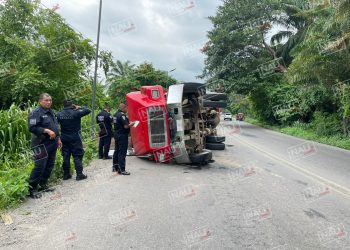 Vuelca volteo en el libramiento sur poniente