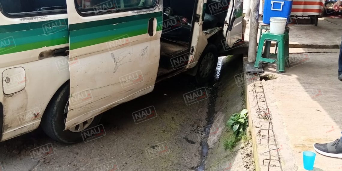 Unidad de pasaje choca contra un puente de desagüe en la colonia el Vergel