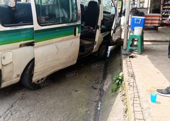Unidad de pasaje choca contra un puente de desagüe en la colonia el Vergel