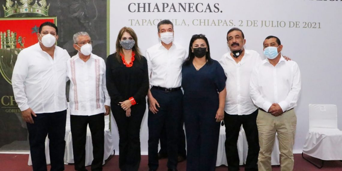 En Tapachula, Rutilio Escandón entrega escrituras públicas a 210 familias de diferentes colonias