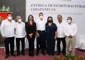 En Tapachula, Rutilio Escandón entrega escrituras públicas a 210 familias de diferentes colonias