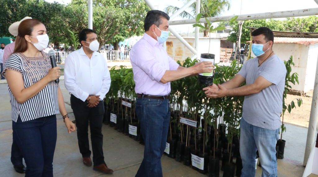Encabeza Rutilio Escandón entrega de apoyos a productores del sector agrícola de Chiapas