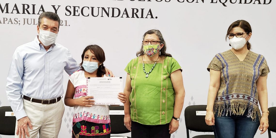 Reconocen esfuerzo de personas adultas que se graduaron de educación básica en el Icheja