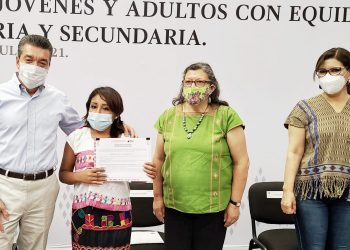 Reconocen esfuerzo de personas adultas que se graduaron de educación básica en el Icheja