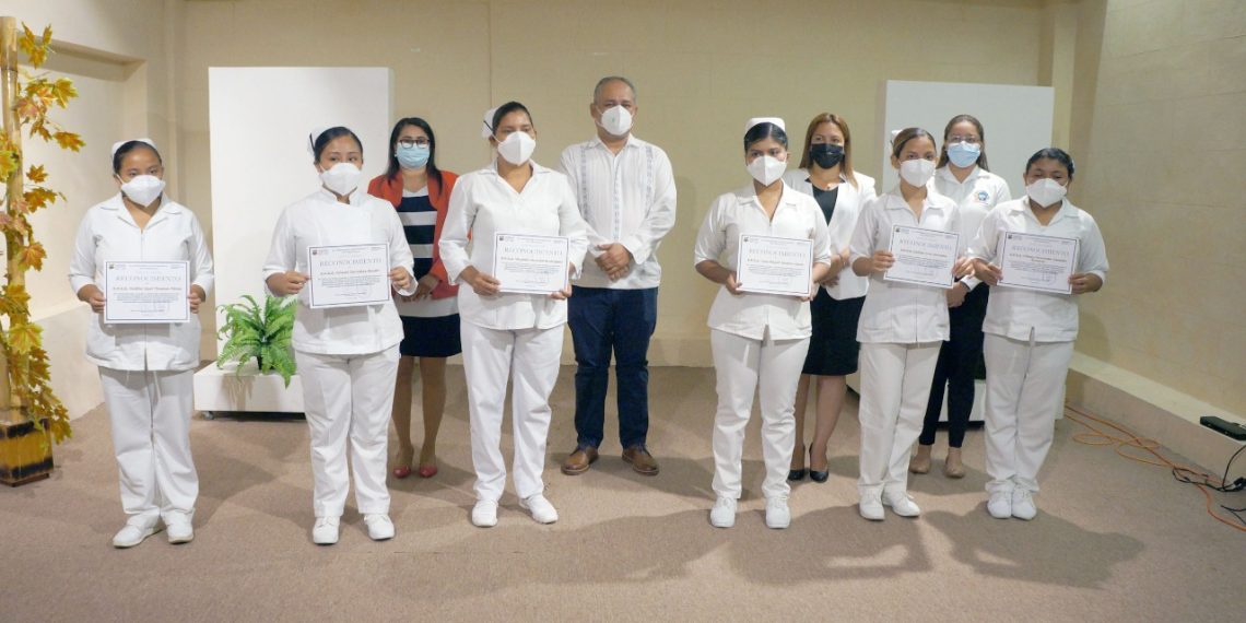 ENTREGAN RECONOCIMIENTOS A ESTUDIANTES DE ENFERMERÍA QUE CULMINARON SU SERVICIO SOCIAL