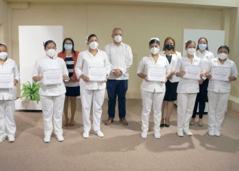 ENTREGAN RECONOCIMIENTOS A ESTUDIANTES DE ENFERMERÍA QUE CULMINARON SU SERVICIO SOCIAL