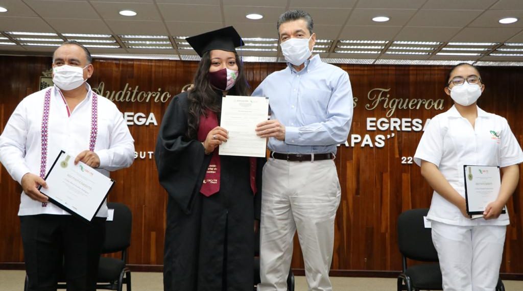 Entregan certificados a estudiantes egresados del Cecyte Chiapas