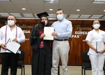 Entregan certificados a estudiantes egresados del Cecyte Chiapas