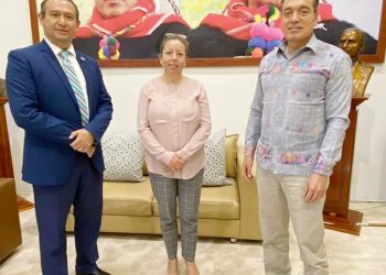 Se reúne Rutilio Escandón con Luis Enrique Velasco, ingeniero chiapaneco de la NASA