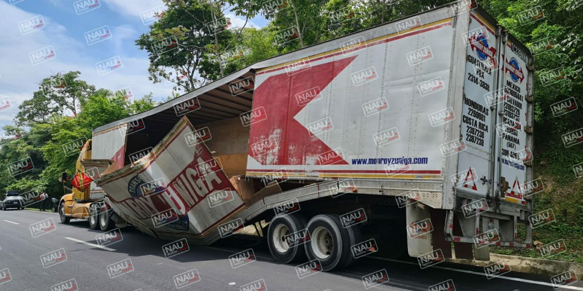 Se parte en dos caja seca de un Tráiler en la carretera Mapastepec – Pijijiapan.