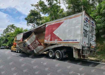 Se parte en dos caja seca de un Tráiler en la carretera Mapastepec – Pijijiapan.