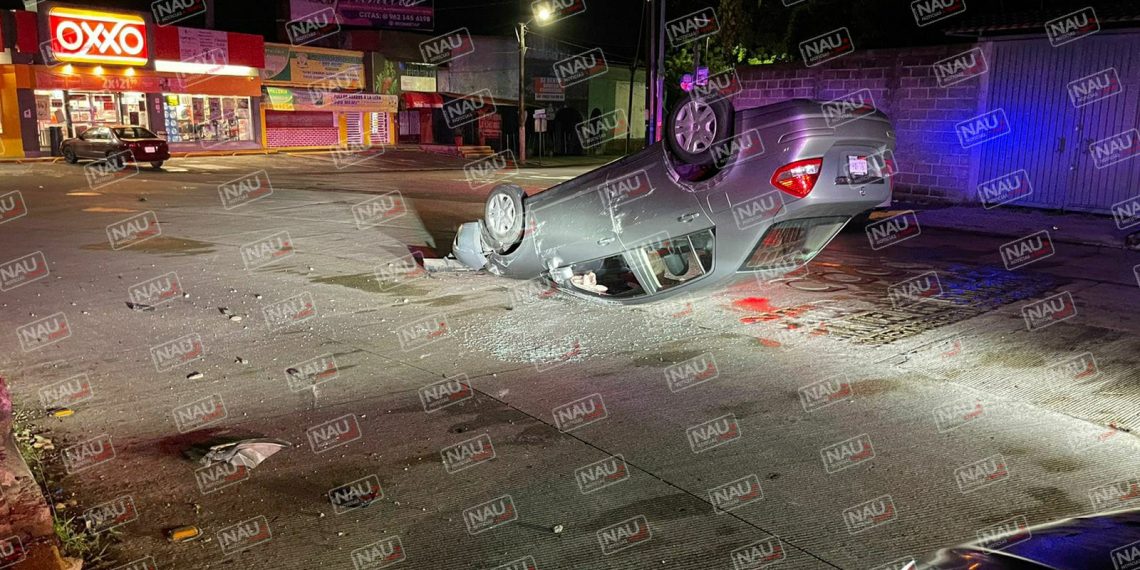 Conductor ebrio vuelca frente a la fuente Atzacua.