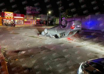 Conductor ebrio vuelca frente a la fuente Atzacua.