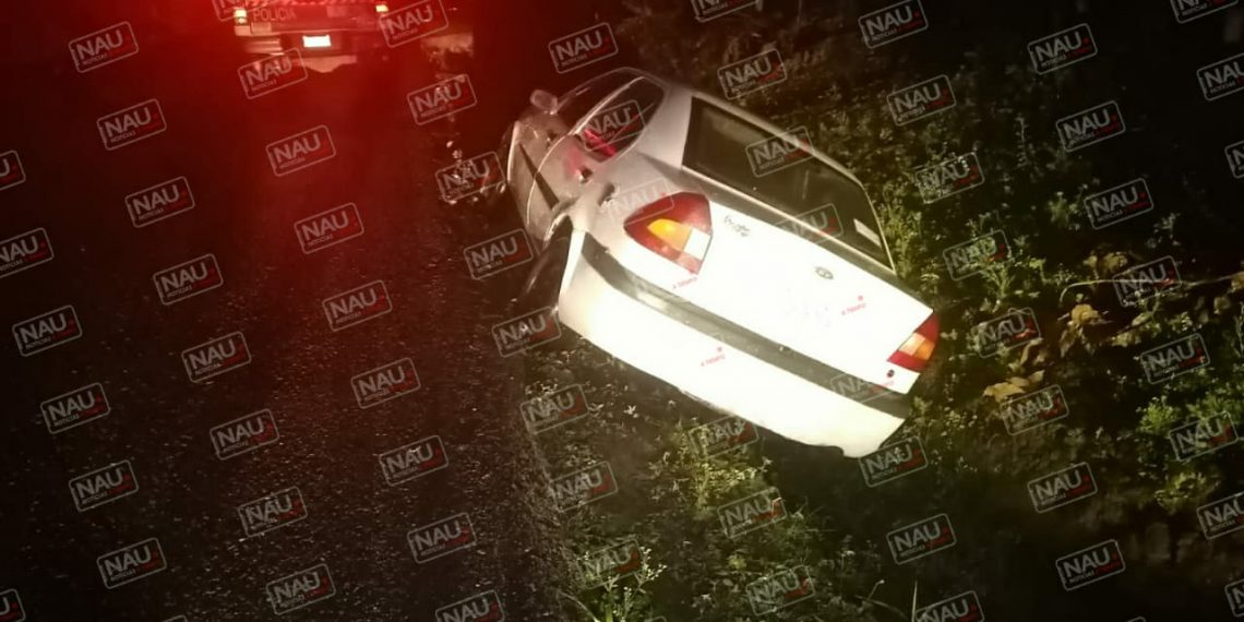 Abandonan en una cuneta a vehículo.