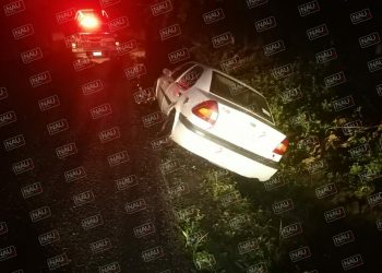 Abandonan en una cuneta a vehículo.