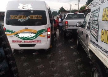 Atracan colectivo de la Paulino Navarro de la ruta Tapachula-Huixtla cerca de Poste Rojo.