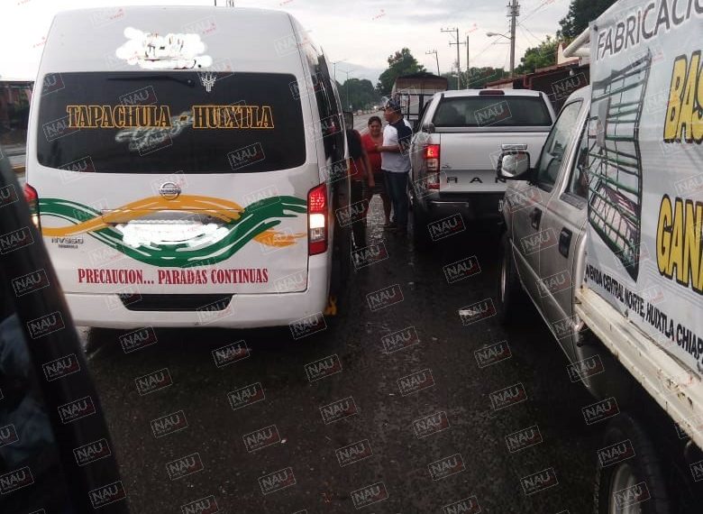 Atracan colectivo de la Paulino Navarro de la ruta Tapachula-Huixtla cerca de Poste Rojo.