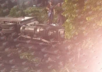 Pesado tráiler termina volcado sobre la carretera de Suchiate.