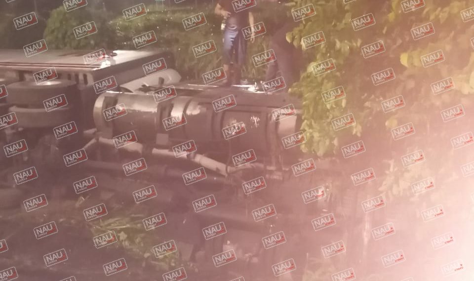 Pesado tráiler termina volcado sobre la carretera de Suchiate.