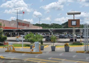 Rompen chapa de un carro y se llevan todas las cosas de valor.