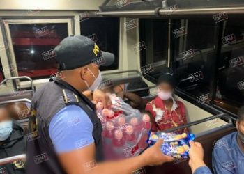 En furgón de cabezal llevaban a 145 migrantes y capturan al responsable del traslado.