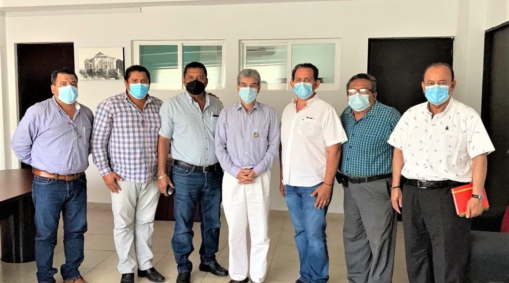 Se reúnen transportistas del Frente de Defensa con el Secretario de Movilidad y Transporte.