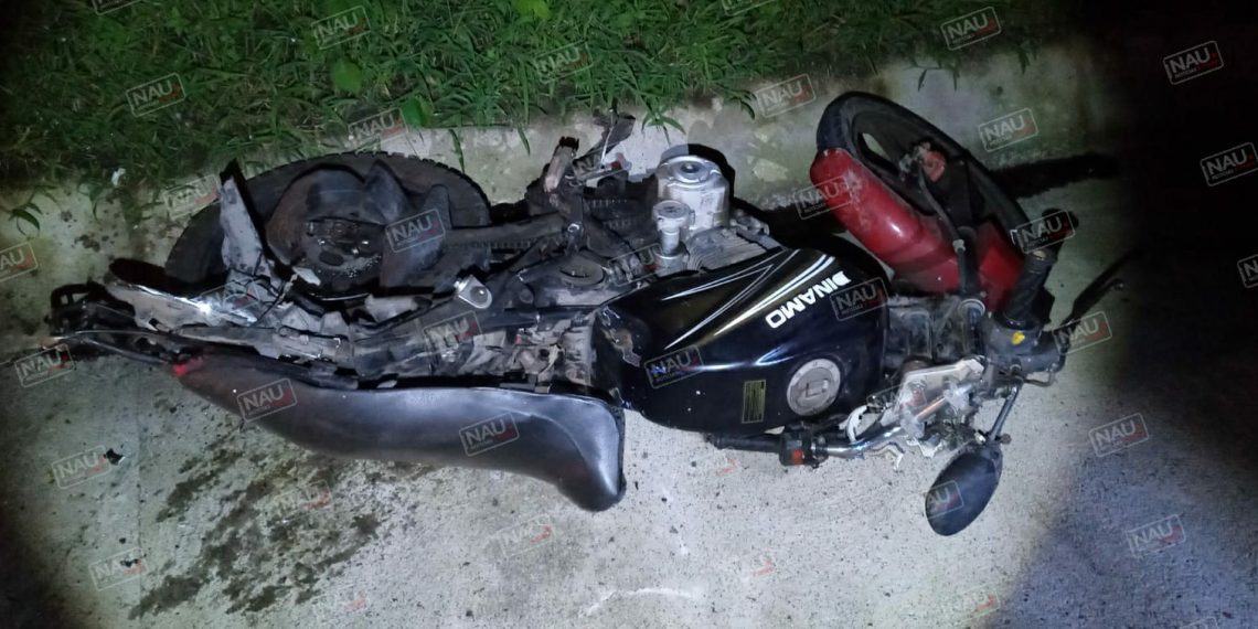 Motociclista muere al ser atropellado en la carretera costera.
