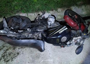 Motociclista muere al ser atropellado en la carretera costera.