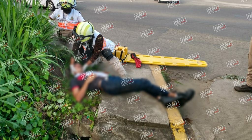 Derrapó y cayó a un desagüe.