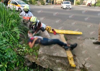 Derrapó y cayó a un desagüe.