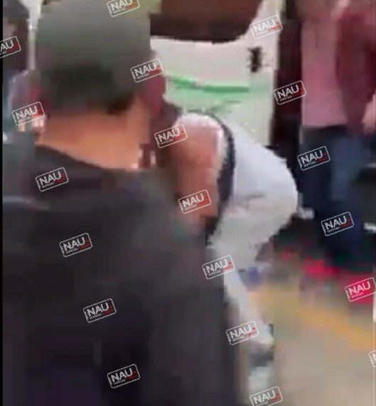 Bajan a patadas a ladrón de combi en el Estado de México en el municipio Nicolás Romero.