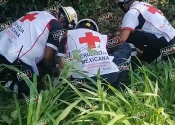 Joven se cae de un vehículo en movimiento.