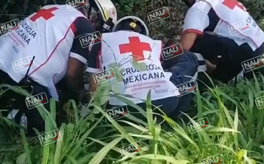 Joven se cae de un vehículo en movimiento.