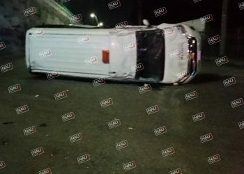 Camioneta de migración vuelca al ser chocada por otro vehículo a la altura de Sam’s Club.
