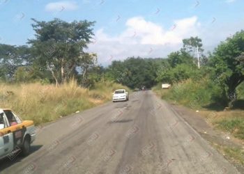 Roban con violencia un vehículo MINI Cooper.