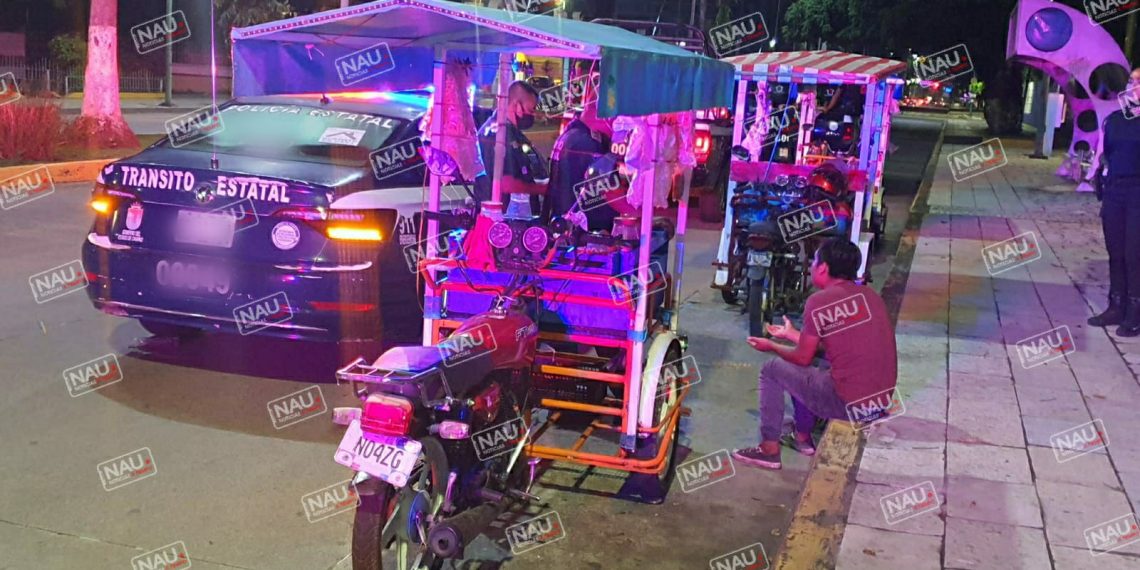 Vendedor de raspados choca contra camellón central de la 4a sur.