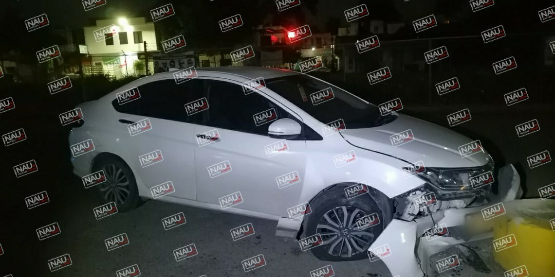 Abandonan vehículo tras chocar contra el camellón central del Par Vial.