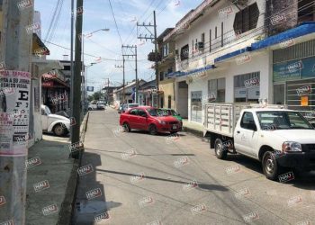 Roban objetos de valor y autopartes de vehículos frente a plaza Yanzeb.