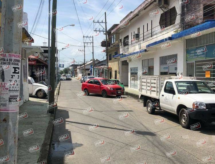 Roban objetos de valor y autopartes de vehículos frente a plaza Yanzeb.