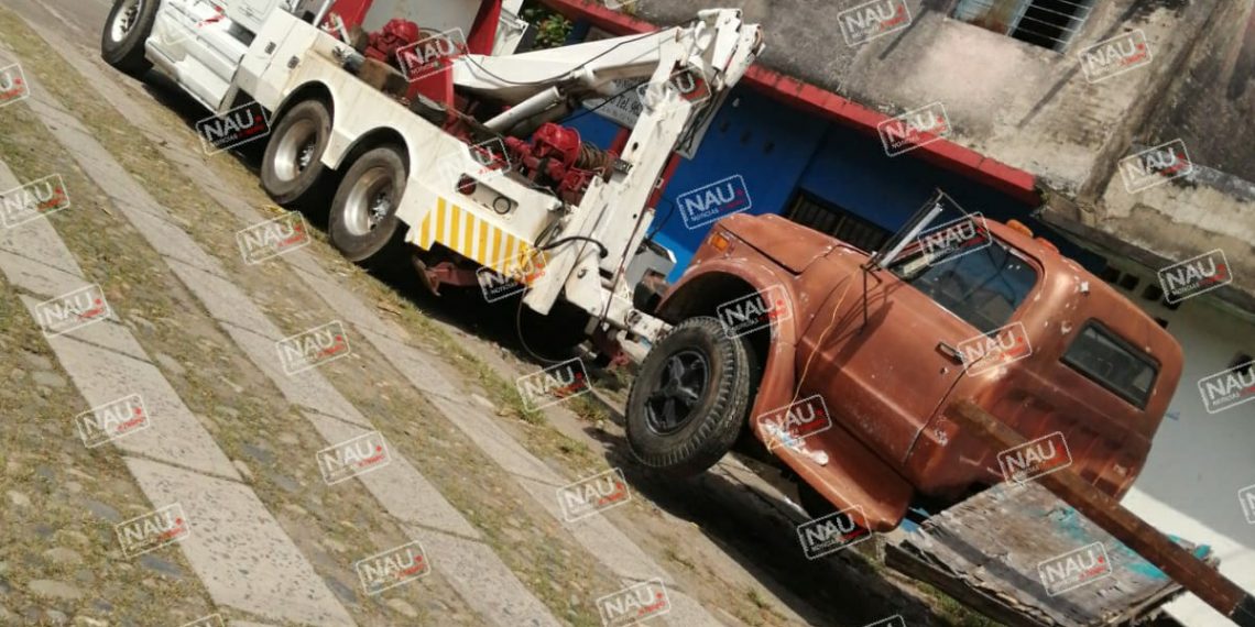 Retiran de la vía pública otro vehículo abandonado.