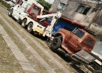 Retiran de la vía pública otro vehículo abandonado.