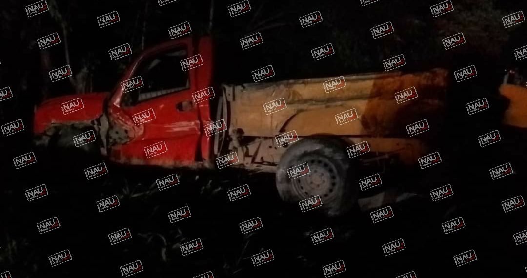 Conductor de una camioneta pierde el control y se salió de la carretera antes de llegar a Mazatán.