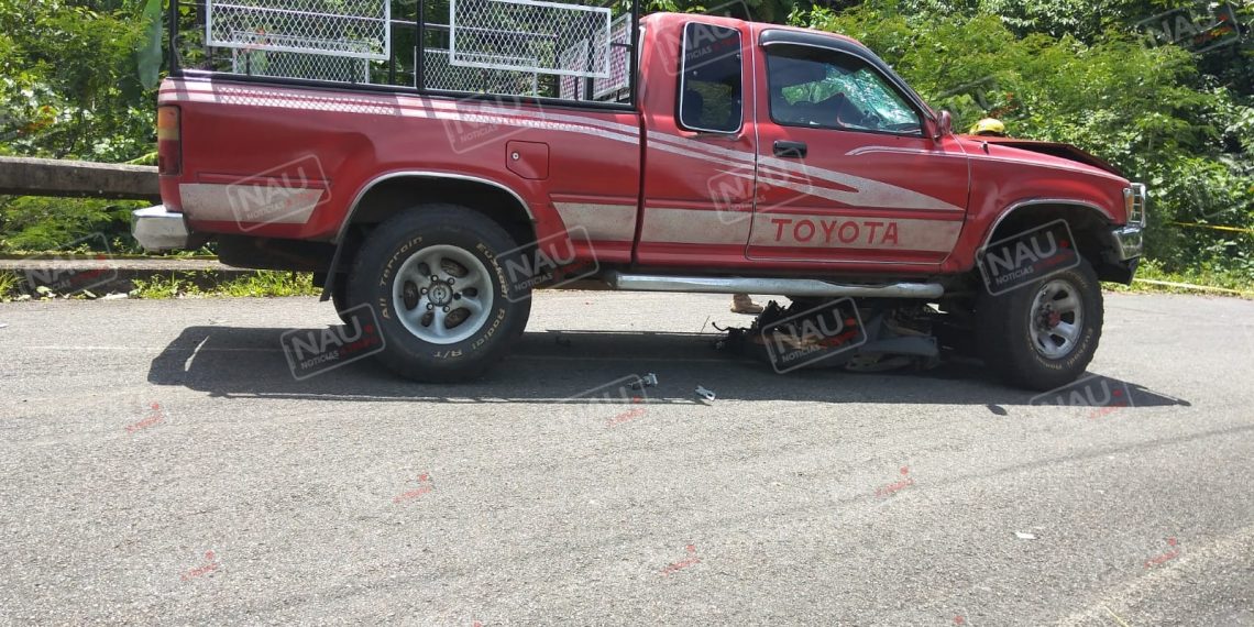 Muere motociclista al ser embestido por un vehículo y lo aventó a un rio