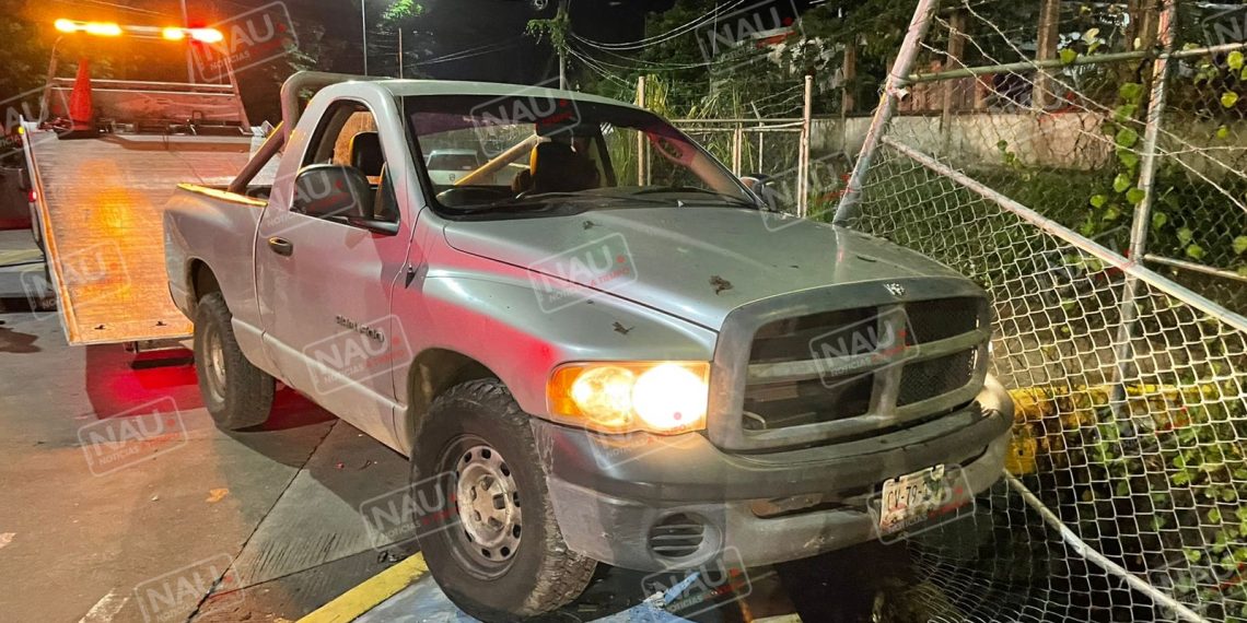 Camioneta casi cae al dren pruvial