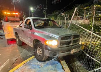 Camioneta casi cae al dren pruvial