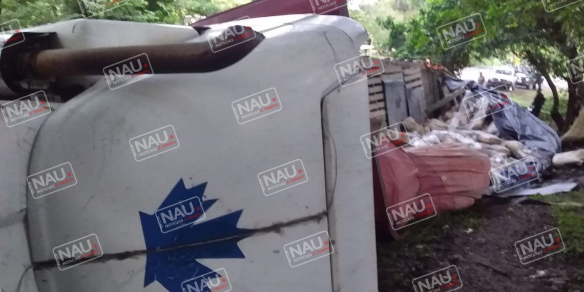 Vuelca tráiler y se roban el cemento