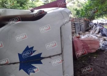 Vuelca tráiler y se roban el cemento