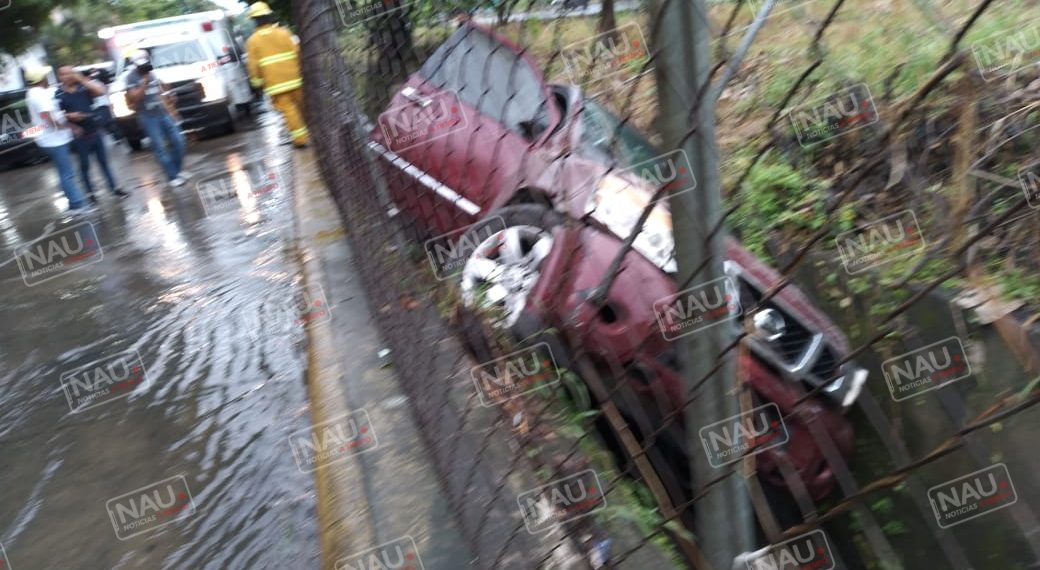 Quedó recudido a chatarra vehículo que se dio a la fuga
