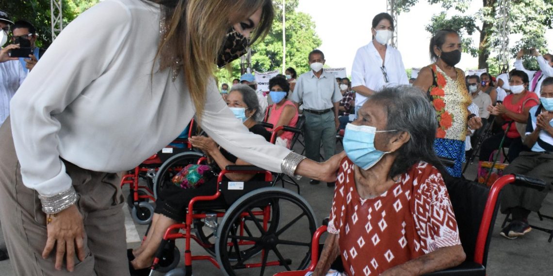ALCALDESA ROSA IRENE URBINA CASTAÑEDA ENTREGA AYUDAS FUNCIONALES